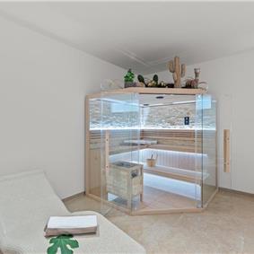 4 bedroom villa with indoor and outdoor pools in Galižana, Istria, sleeps up to 8